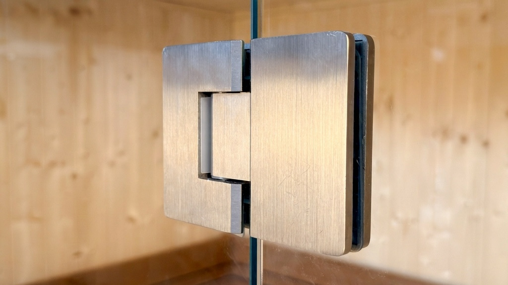 Hinge and glass door of the S-Line Nordiq